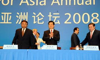 Chinese President Hu Jintao (Front, L2) arrives at the venue of the Boao Forum for Asia (BFA) Annual Conference 2008, in Boao, south China's Hainan Province, on April 12, 2008. (Xinhua Photo)