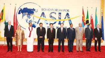 Chinese President Hu Jintao (L5) and leaders attending the Boao Forum for Asia (BFA) Annual Conference 2008 pose for a group photo in Boao, south China's Hainan Province, on April 12, 2008. (Xinhua Photo)