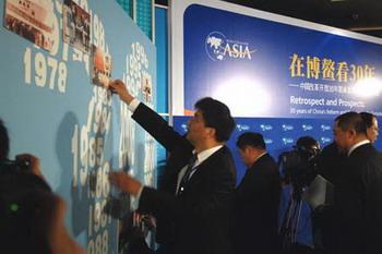 Participants paste photos taken at the important moments during the development of their enterprises, during a session retrospecting China's 30-year reform and opening-up to the outside world and prospecting the process, a sideline of the Boao Forum for Asia (BFA) Annual Conference 2008, in Boao, south China's Hainan Province, April 13, 2008.(Xinhua Photo)