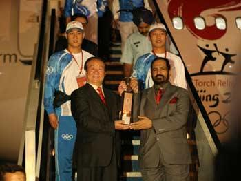 Jiang Xiaoyu (L in front), executive vice president of the Beijing Organizing Committee for the 2008 Olympic Games (BOCOG), displays the lantern which holds the Olympic flame together with Indian Olympic Association President Suresh Kalmadi (R in front) upon arrival in New Delhi, capital of India, April 17, 2008. New Delhi is the 11th leg of the 2008 Beijing Olympic Games torch relay global tour outside the Chinese mainland. (Xinhua/Zhang Fengguo) 