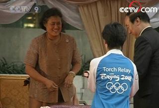 Jiang Xiaoyu gave the Princess a Lucky Clouds Olympic Torch.