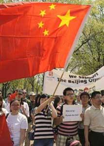 Over 300 Chinese expatriates and students in the United States attend a peaceful demonstration to express their support for the 2008 Beijing Olympic Games and their anger at distorted media reports about the recent Lhasa riots in front of the Capital Hill in Washington D.C., capital of the United States, April 19, 2008. (Xinhua Photo)