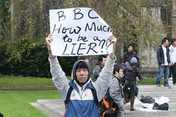 A Chinese student holds a placard to protest BBC's biased reports on the March 14 Lhasa riots in a silence demonstration in London April 19, 2008. [Lei Xiaoxun/chinadaily.com.cn]