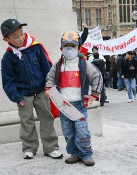 Two children join thousands of Chinese students and expatriates in a rally at Old Palace Yard in London on April 19, 2008, to protest against the BBC's and other British news organizations' distorted and lopsided reports on Tibetan secessionist violence and London leg of Olympics torch relay. [Lei Xiaoxun/chinadaily.com.cn]