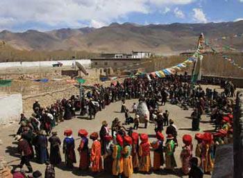 Tibetan residents celebrate the Siyang festival in Tingri county, southwest China's Tibet Autonomous Region, April 23, 2008. The Siyang festival came every year before the planting season of highland barley. During the festival, Tibetans held various activities including horse race, banquet, singing and dancing, etc, to express their wish for good harvest.(Xinhua Photo)