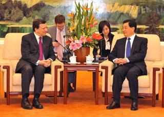 Chinese President Hu Jintao (R) meets with the European Union Commission President Jose Manuel Barroso in Beijing, April 25, 2008. (Xinhua Photo)