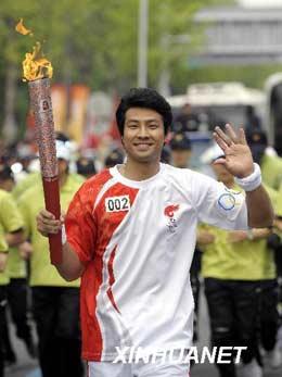 The Olympic torch relay in Seoul, the 17th leg of the Olympic Flame's global tour, started Sunday in the Olympic Park after a launching ceremony at the Olympic Park. 