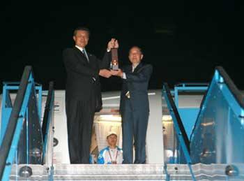 Li Binghua, Executive Vice President of the Beijing Organizing Committee of Olympic Games (BOCOG) and Chinese ambassador to DPRK Liu Xiaoming carry the lantern of the Flame when the Olymic flame arrives in Pyongyang on April 28. (Xinhua Photo)