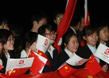 Chinese in the DPRK welcome the arrival of the Olympic flame at the airport on April 28.(Xinhua Photo)