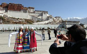 With the approach of the high travel season, more and more visitors have come to Lhasa to experience the colorful Tibetan culture.
