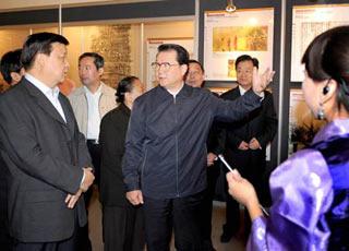 Li Changchun, member of the Standing Committee of the Communist Party of China (CPC) Central Committee Political Bureau, visits a large-scale theme exhibition, "Tibet, the Past and the Present," on Wednesday. (Xinhua Photo)