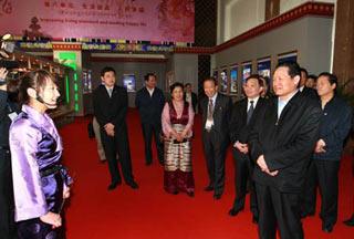 Zhou Yongkang, member of the Standing Committee of the Communist Party of China (CPC) Central Committee Political Bureau, visits a large-scale theme exhibition, "Tibet, the Past and the Present," on Wednesday. (Xinhua Photo)