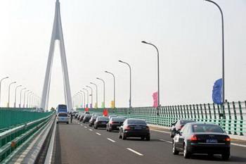 Vehicles drive on the world's longest cross-sea bridge, Hangzhou Bay Bridge, in Cixi, east China's Zhejiang Province, May 1, 2008. The 36-kilometer bridge spanning the Hangzhou Bay was opened to traffic on a trial basis Thursday. (Xinhua Photo)