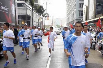 Torch bearer Andy Lau (C) participates the 20th leg of the Beijing Olympic torch relay which started in Hong Kong SAR at 10:28 a.m. local time on Friday, May 2, 2008. (Xinhua Photo)