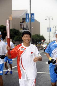 Torch bearer Andy Lau participates the 20th leg of the Beijing Olympic torch relay which started in Hong Kong SAR at 10:28 a.m. local time on Friday, May 2, 2008. (Xinhua Photo)