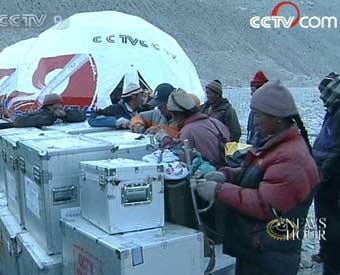 Cering Karsang leads a team responsible for carrying oxygen, heavy generators and food from 5200 meters above sea level up to 6500 meters. 