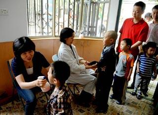 Children go through morning examination in a kindergarten in Zhengzhou, capital of central China's Henan Province, May 5, 2008. (Xinhua Photo)