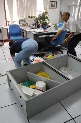 A major earthquake measuring 7.6 Richter Scale jolted Wenchuan County of Southwest China's Sichuan province at 2:28 p.m. on Monday.(Xinhua Photo)