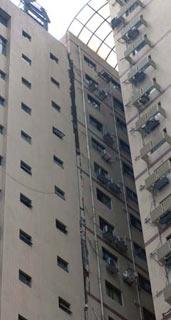 A crevice is seen in a building in Chengdu, capital of southwest China's Sichuan Province, after an earthquake occurred on May 12, 2008. A major earthquake measuring 7.8 Richter Scale jolted Wenchuan County of Sichuan province at 2:28 p.m. on Monday. (Xinhua Photo)
