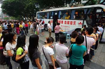 Citizens queue up to donate blood in southwest China's Chongqing Municipality, for the injured in earthquake in Sichuan Province, on May 13, 2008. Feedback from the quake-stricken areas shows blood and plasma products are urgently needed. The Ministry of Health urged the public to donate blood to help victims, and the call met a hearty response around the country.(Xinhua Photo)