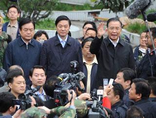 Chinese Premier Wen Jiabao speaks to rescue workers at the Beichuan middle school in Beichuan County, which neighbors the epicenter of the Monday's 7.8 magnitude earthquake, southwest China's Sichuan Province, May 14, 2008. Wen arrived at Beichuan to oversee the rescue work in Sichuan Province. (Xinhua Photo)