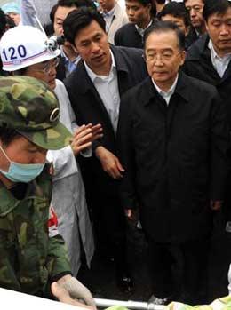 Chinese Premier Wen Jiabao inspects the rescue work at Beichuan County, which neighbors the epicenter of the Monday's 7.8 magnitude earthquake, southwest China's Sichuan Province, May 14, 2008. Wen arrived at Beichuan to oversee the rescue work in Sichuan Province.(Xinhua Photo)