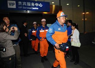 A group of rescue professionals sent by the Japanese government arrived in Chengdu, capital of quake-ravaged southwest China's Sichuan Province, early Friday to assist the rescue work.
