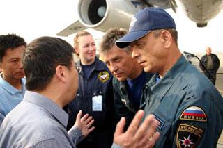 Head of Russian rescue team communicates with Chinese rescuers on information of the quake-hit region at an airport in Chengdu, capital of southwest China's Sichuan Province, May 16, 2008. Rescue teams from Russia arrived here on Friday to assist local disaster relief efforts. The first batch of 51 Russian rescuers headed for Mianzhu City soon after their arrival in Chengdu. The second group of Russian rescuers are expected to arrive in Chengdu on Saturday morning. (Xinhua Photo)