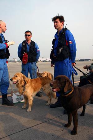 Members of the Russian rescue team arrive at an airport in Chengdu, capital of the southwest China's Sichuan Province, May 16, 2008. (Xinhua Photo)