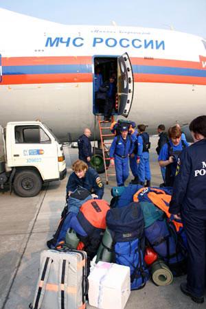 Members of the Russian rescue team arrive at an airport in Chengdu, capital of the southwest China's Sichuan Province, May 16, 2008.  (Xinhua Photo)