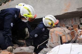 Members of a rescue team from Singapore search for survivors in the quake-hit Hongbai Town of Shifang City in southwest China's Sichuan Province, May 17, 2008. The team of 55 members from Singapore started their rescue mission in the serious devastated Hongbai Town on Saturday.(Xinhua/Jiang Fan) 