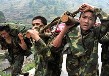 Chinese People's Liberation Army (PLA) soldiers transfer the injured victims to the safe areas in the quake-hit Qingchuan County, southwest China's Sichuan Province, May 17, 2008. (Xinhua Photo)