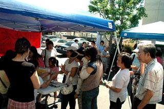 Overseas Chinese and American Chinese queue to donate during the donation activity for the relief to the quake-hit Sichuan Province in southwest China, in Los Angeles, U.S., May 17, 2008.(Xinhua Photo)