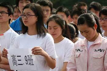 The students of senior 3 at Beichuan Higher Middle School attend a ceremony of resuming classs at a temporary school in quake-hit Mianyang city, southwest China's Sichuan Province, May 19, 2008.(Xinhua Photo)
