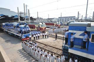 Railway workers mourn and train horns wail in Zhengzhou, capital of central China's Henan province, May 19, 2008. Millions of people in China and overseas observed three minutes silence at 2:28 p.m. Monday to mourn thousands of people killed in an earthquake which hit southwest China's Sichuan province a week ago. Across the country, air raid sirens, cars, trains and ship horns wailed in grief as the people fell silent. (Xinhua/Zhao Peng)
