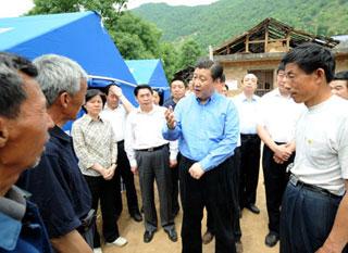 Chinese Vice President Xi Jinping (C) talks with quake-affected people during his inspection at Xujiaping Village of Xujiaping Town in Lueyang County of northwest China's Shaanxi Province，in which some counties were seriously affected by the deadly quake in neighboring Sichuan Province last week, on May 20, 2008. (Xinhua Photo)