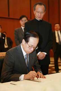 Japanese Prime Minister Yasuo Fukuda (Front) leaves words on the condolence book at the Chinese embassy in Tokyo, capital of Japan, May 20, 2008. Yasuo Fukuda visited the Chinese embassy on Tuesday to mourn the victims of the deadly earthquake that hit southwest China's Sichuan province last week.(Xinhua Photo)