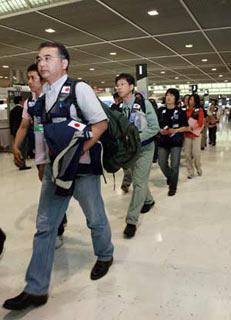 Members of Japanese medical team walk to board at the Narita airport in Chiba Prefecture, Japan, May 20, 2008. A 22 member Japanese medical team flew to Chengdu, capital of the quake-hit southwest China's Sichuan Province on Tuesday. (Xinhua Photo)