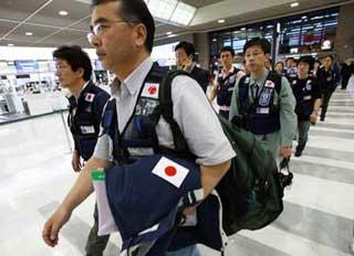 Members of Japanese medical team walk to board at the Narita airport in Chiba Prefecture, Japan, May 20, 2008. A 22 member Japanese medical team flew to Chengdu, capital of the quake-hit southwest China's Sichuan Province on Tuesday. (Xinhua Photo)