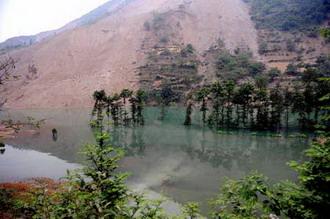 The photo taken on May 21, 2008 shows the imprisoned lake on the Fujiang River in Pingtong Town of Pingwu County under Mianyang City, southwest China's Sichuan Province. The May 12 quake caused landslides in some places in Mianyang City and jammed nearby rivers in the gorges. Over 10 imprisoned lakes of high water level were thus formed. At present, the local water conservancy department keeps a 24-hour watch on these imprisoned lakes in case of floods. (Xinhua Photo)