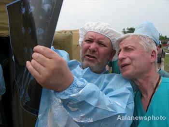 Russian doctors discuss treatment solutions in Pengzhou, Sichuan Province May 21, 2008. Russian medical team have started operation after setting up a mobile hospital with operating room, ward and workshop in the quake-hit area. [Asianewsphoto]