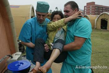 Russian doctors move an injured local resident into the mobile hospital in the quake-hit Pengzhou City, Sichuan Province May 21, 2008. [Asianewsphoto] 