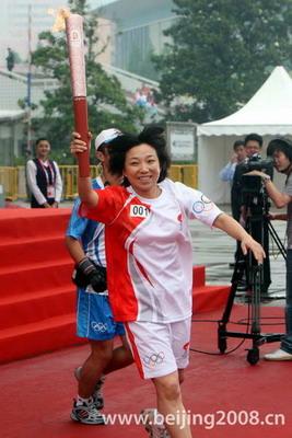 Torchbearer Zhang Wen runs with the torch during the 2008 Beijing Olympic Games torch relay in Shanghai, east China, on May 24, 2008. (Xinhua Photo)