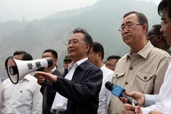 Chinese Premier Wen Jiabao (Front 1st L) and United Nations Secretary-General Ban Ki-moon (Front 2nd L) attend a press conference after meeting at Yingxiu township of Wenchuan County, quake-hit southwest China's Sichuan Province, May 24, 2008. Wen Jiabao met with Ban Ki-moon at Yingxiu township on Saturday. (Xinhua/Yao Dawei) (Xinhua Photo)