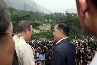 Chinese Premier Wen Jiabao (2nd, R) and United Nations Secretary-General Ban Ki-moon (2nd, L) attend a press conference after meeting at Yingxiu township of Wenchuan County, quake-hit southwest China's Sichuan Province, May 24, 2008. Wen Jiabao met with Ban Ki-moon at Yingxiu township on Saturday. (Xinhua/Yao Dawei) 