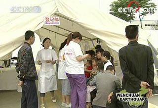 After three days of preparation, a professional field hospital is operating in Dujiangyan.