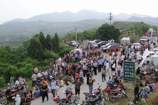 People take part in an evacuation drill in Jiangyou, Sichuan province May 27, 2008. [Xinhua]