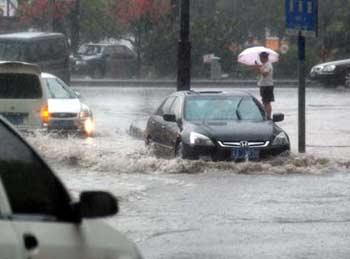 Picture taken on May 28, 2008 shows the flooded Nanbin Road of southwest China’s Chongqing Municipality. A heavy rainfall hit Chongqing Wednesday, causing traffic breakdowns in many areas of the city.(Xinhua Photo)