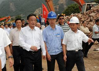 Wu Bangguo (L, front), chairman of the Standing Committee of the National People's Congress and a member of the Standing Committee of the Political Bureau of the Communist Party of China (CPC) Central Committee, inspects a steam turbine production base in Hanwang town of Mianzhu, a city of southwest China’s Sichuan Province, May 28, 2008.China's top legislator Wu Bangguo visited a steam turbine production base in Hanwang town, a hospital in Deyang city and inspected the epidemic prevention work in Pingtong town and some other quake-hit places of Sichuan Provinceon Wednesday. (Xinhua Photo)