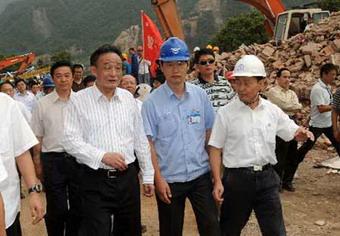 Wu Bangguo (L, front), chairman of the Standing Committee of the National People's Congress and a member of the Standing Committee of the Political Bureau of the Communist Party of China (CPC) Central Committee, inspects a steam turbine production base in Hanwang town of Mianzhu, a city of southwest China's Sichuan Province, May 28, 2008. (Xinhua Photo)
